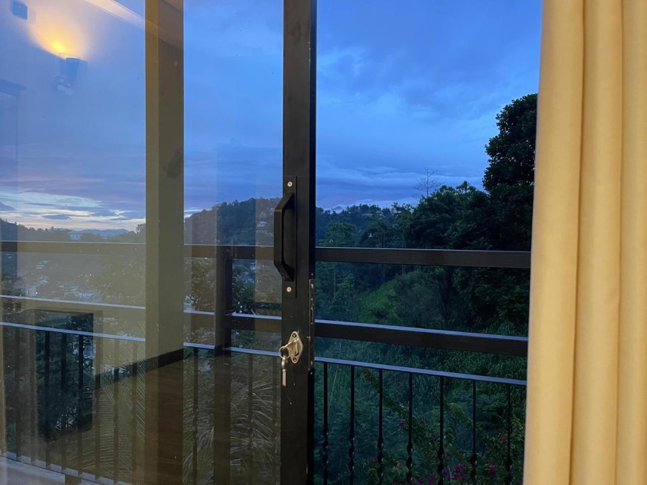 Lush Breeze Hotell Kandy Eksteriør bilde